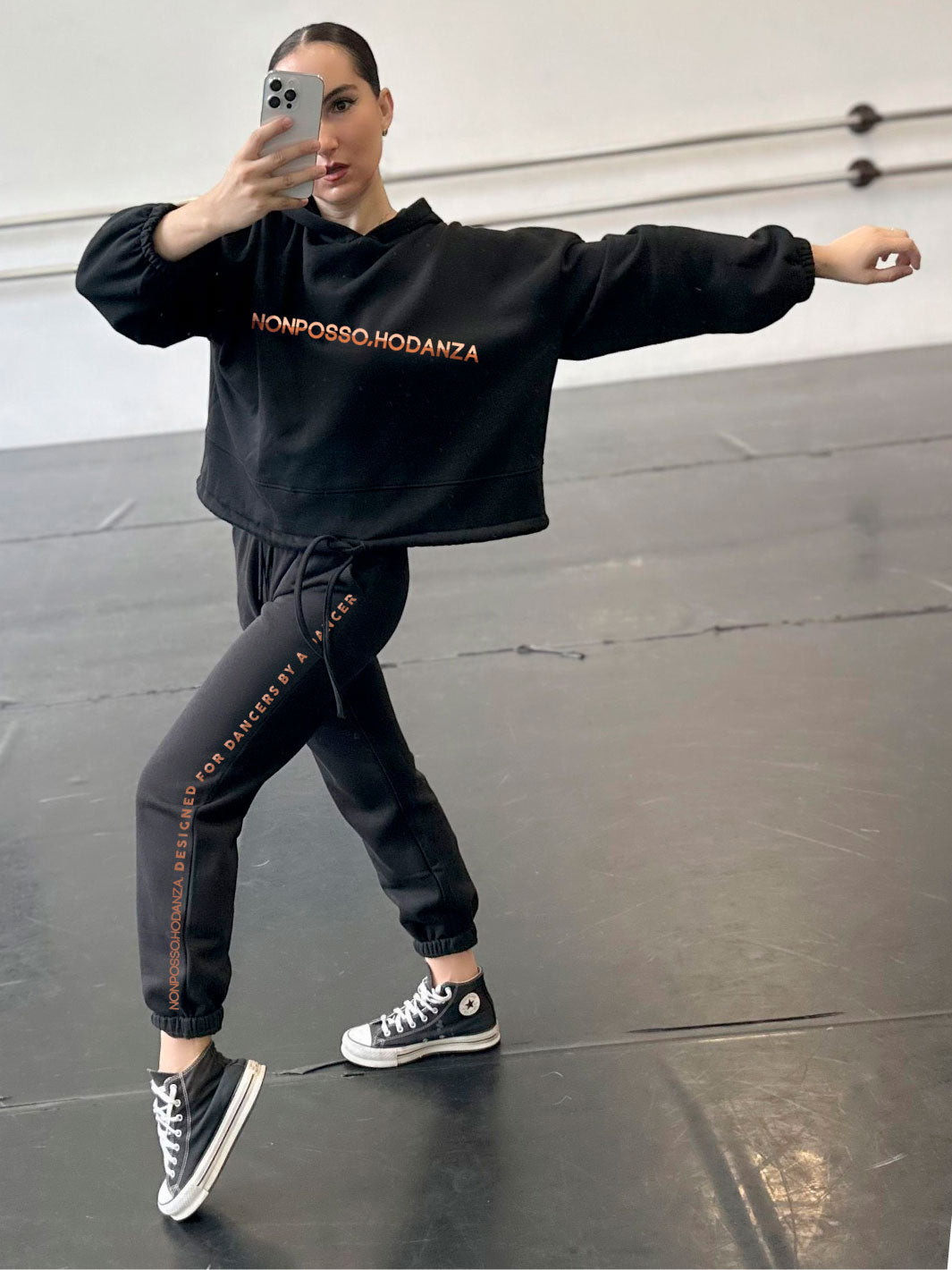 PANTALONE FELPA REGULAR LOGO ORO/ROSA - BLACK - Non Posso, Ho Danza.